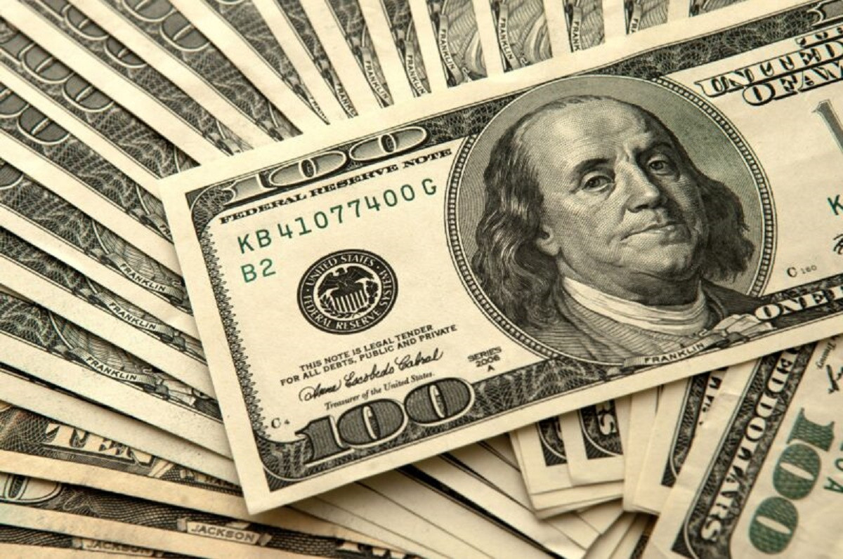 За сколько продают доллары в обменниках Алматы 25 августа
