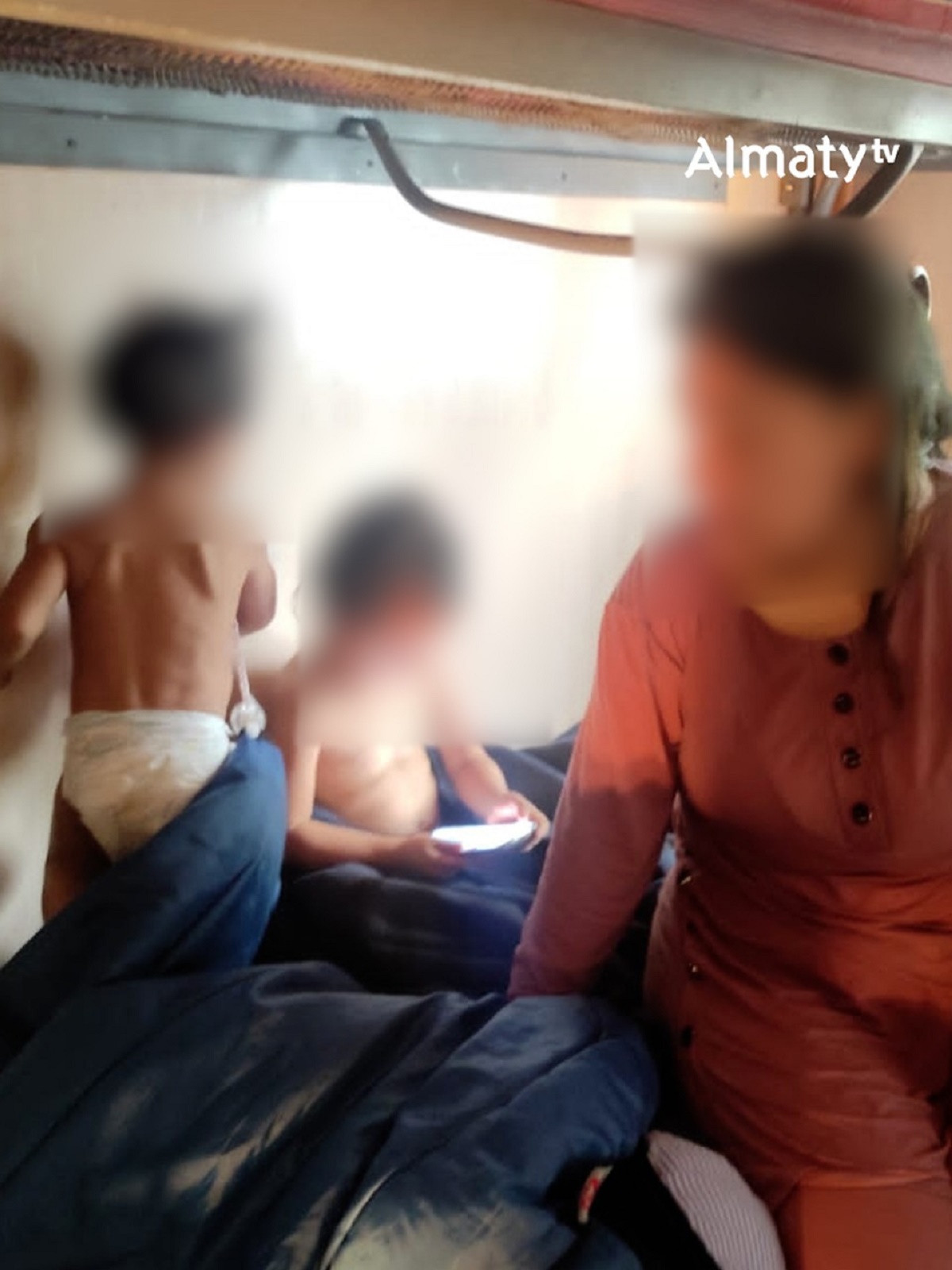Женщина, пытавшаяся утопить своих детей в Сайране, исчезла 