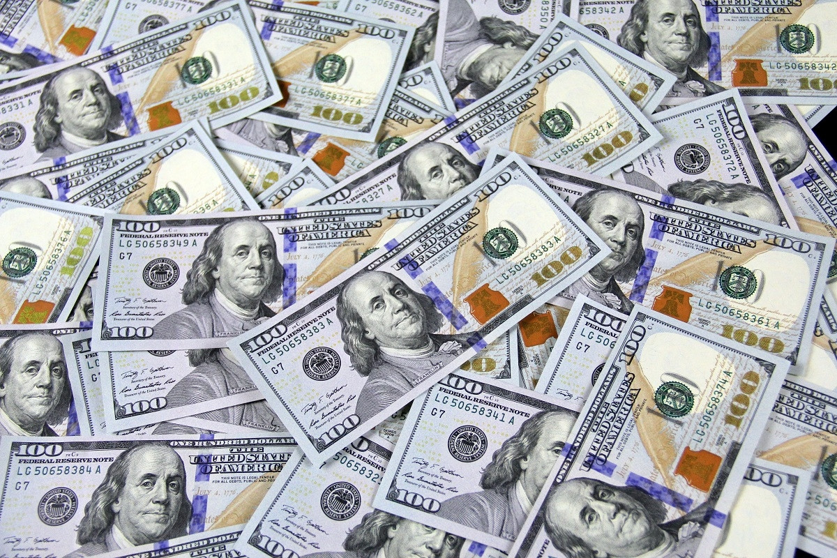 За сколько продают доллары в обменниках Алматы 28 августа