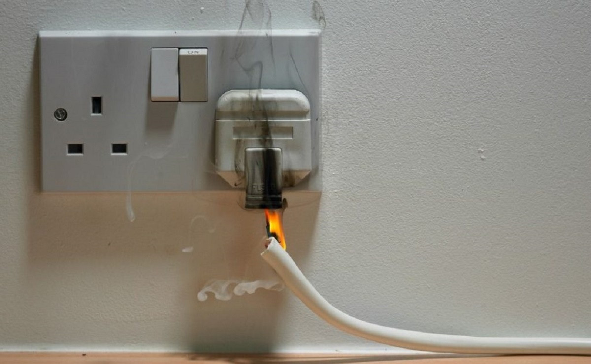 Почему опасно оставлять зарядное устройство в розетке