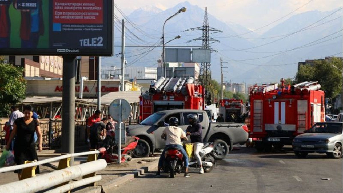 Потушен сильный пожар на оптовке в Алматы