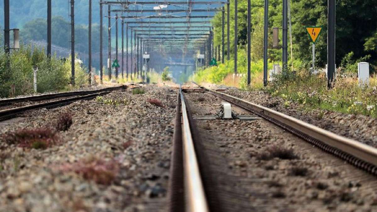 Два мальчика спрыгнули с поезда на ходу в Жамбылской области