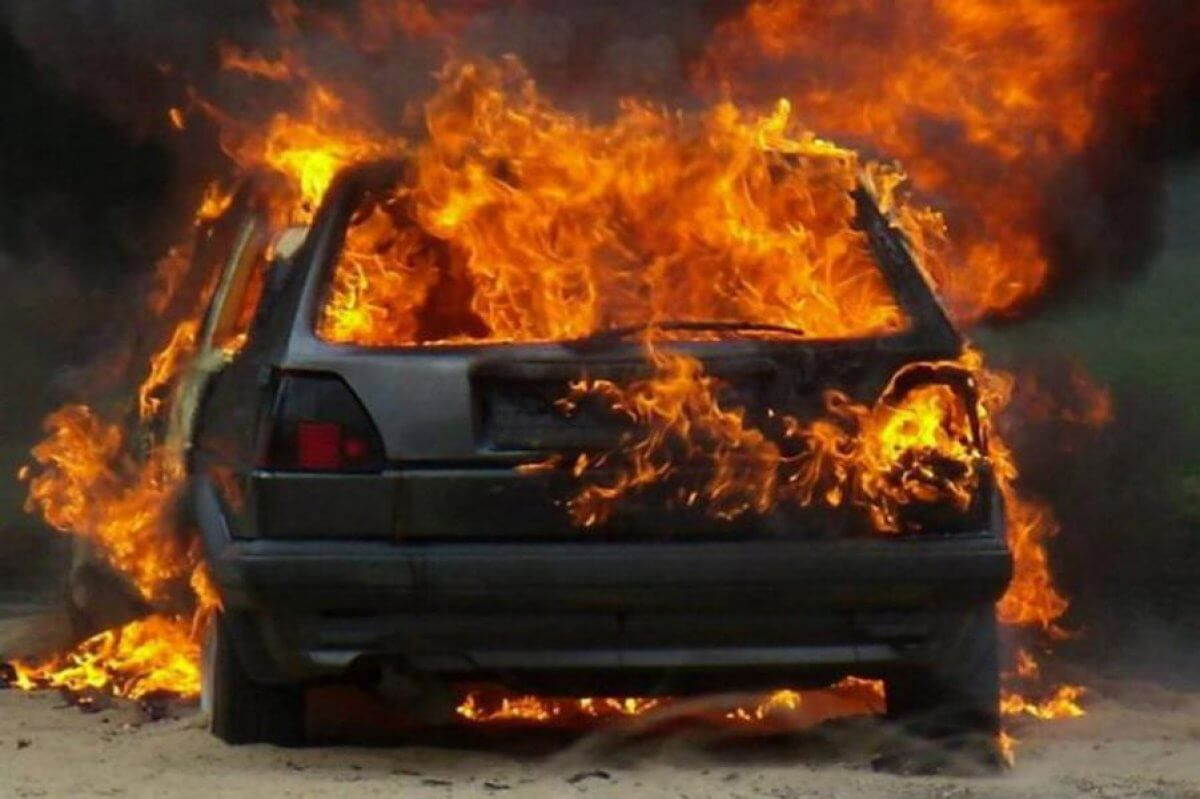 Смелый поступок: житель Павлодарской области спас из горящего авто 4-х человек