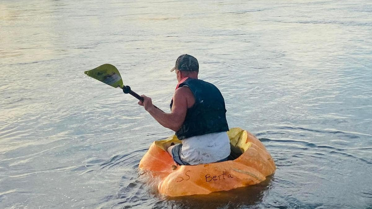 На тыкве по реке: необычный рекорд установил житель США