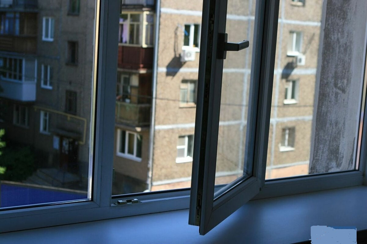 Выпал из окна: в Кокшетау произошел несчастный случай с 5-летним ребенком