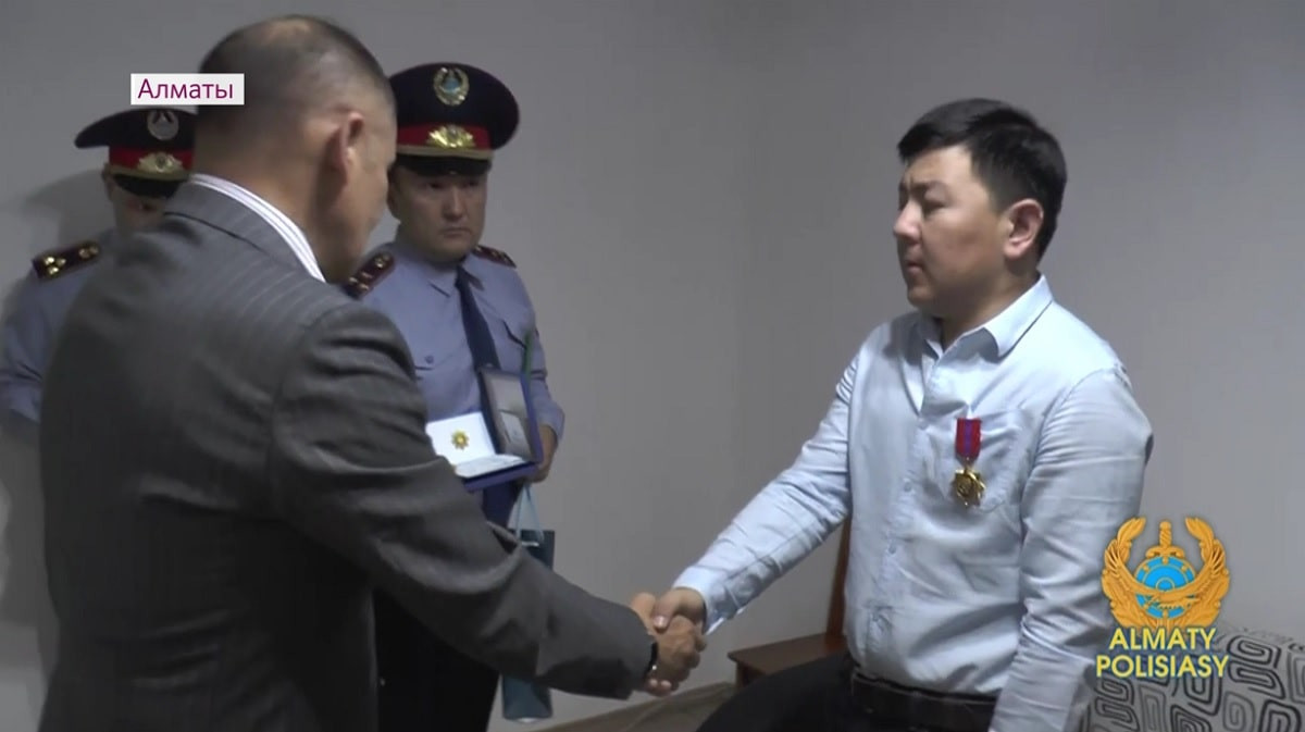 Полицейского раненного во время январских событий наградили орденом "Айбын"