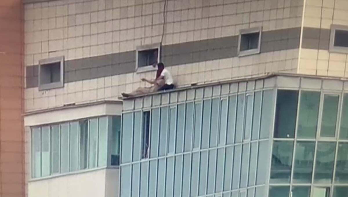 Участковый успел помешать прыжку женщины с 24-го этажа