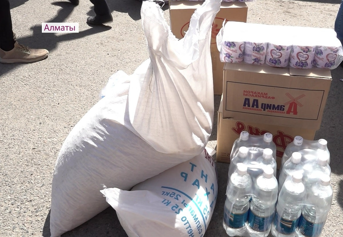 Депутаты и волонтеры оказали гуманитарную помощь для жителей Костанайской области