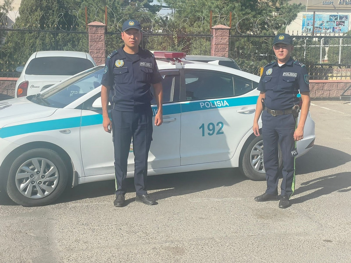 Алматы облысының полицейлері жүкті әйелді патрульдік көлікте босандырып алды  