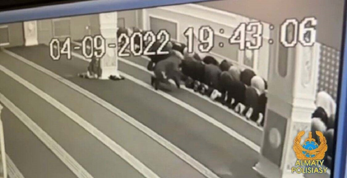 Вор, орудовавший в алматинской мечети, попал на видео
