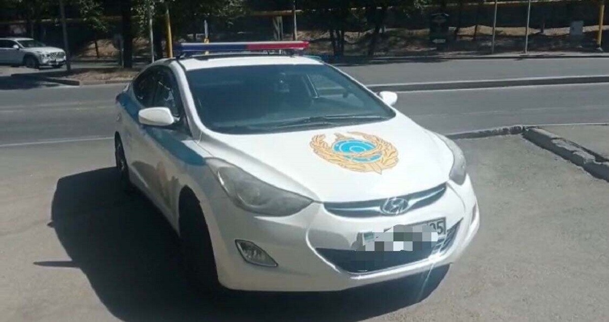 Далеко не уехала: бутафорскую полицейскую машину задержали в Алматы