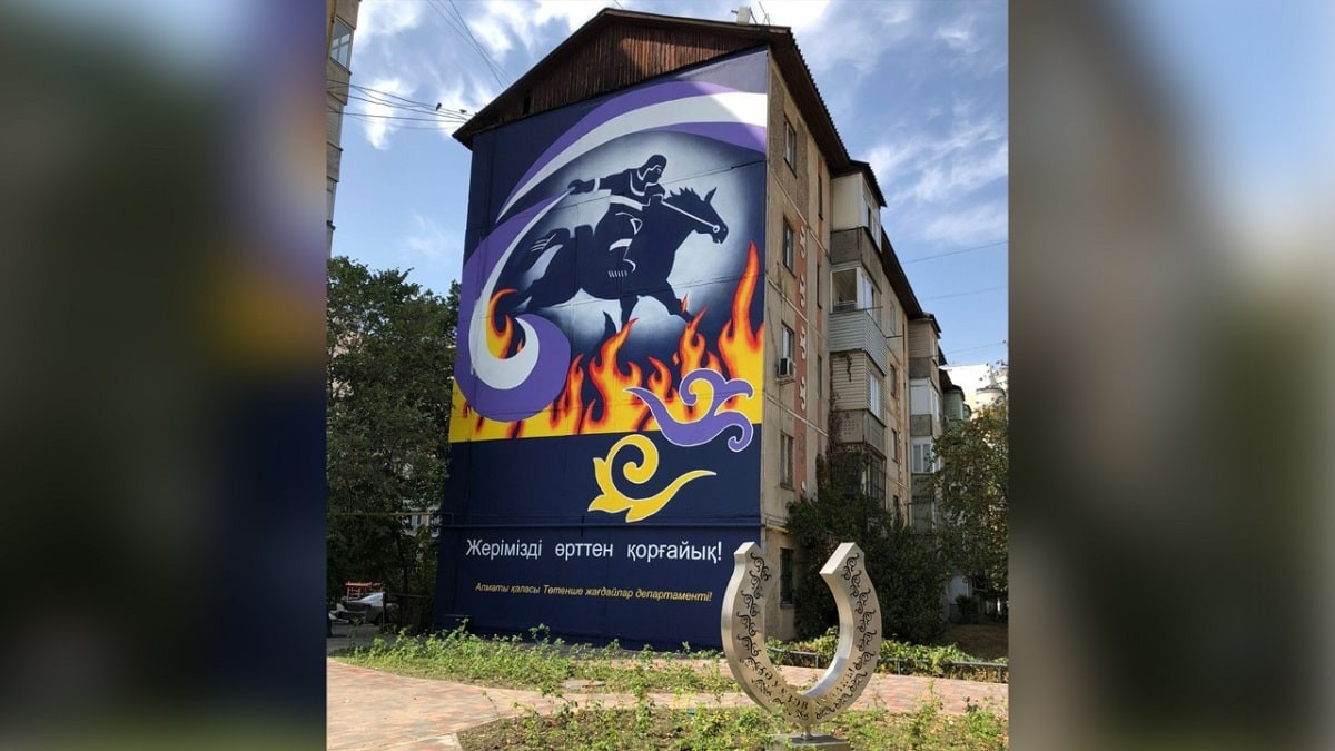 Мурал пожарного-спасателя в образе батыра появился в Алматы