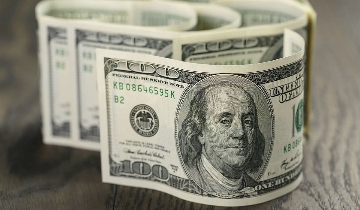 За сколько продают доллары в обменниках Алматы 16 сентября