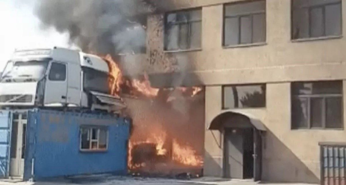Пожар в Алматы: загорелся магазин автозапчастей рядом с рынком "Бакорда"