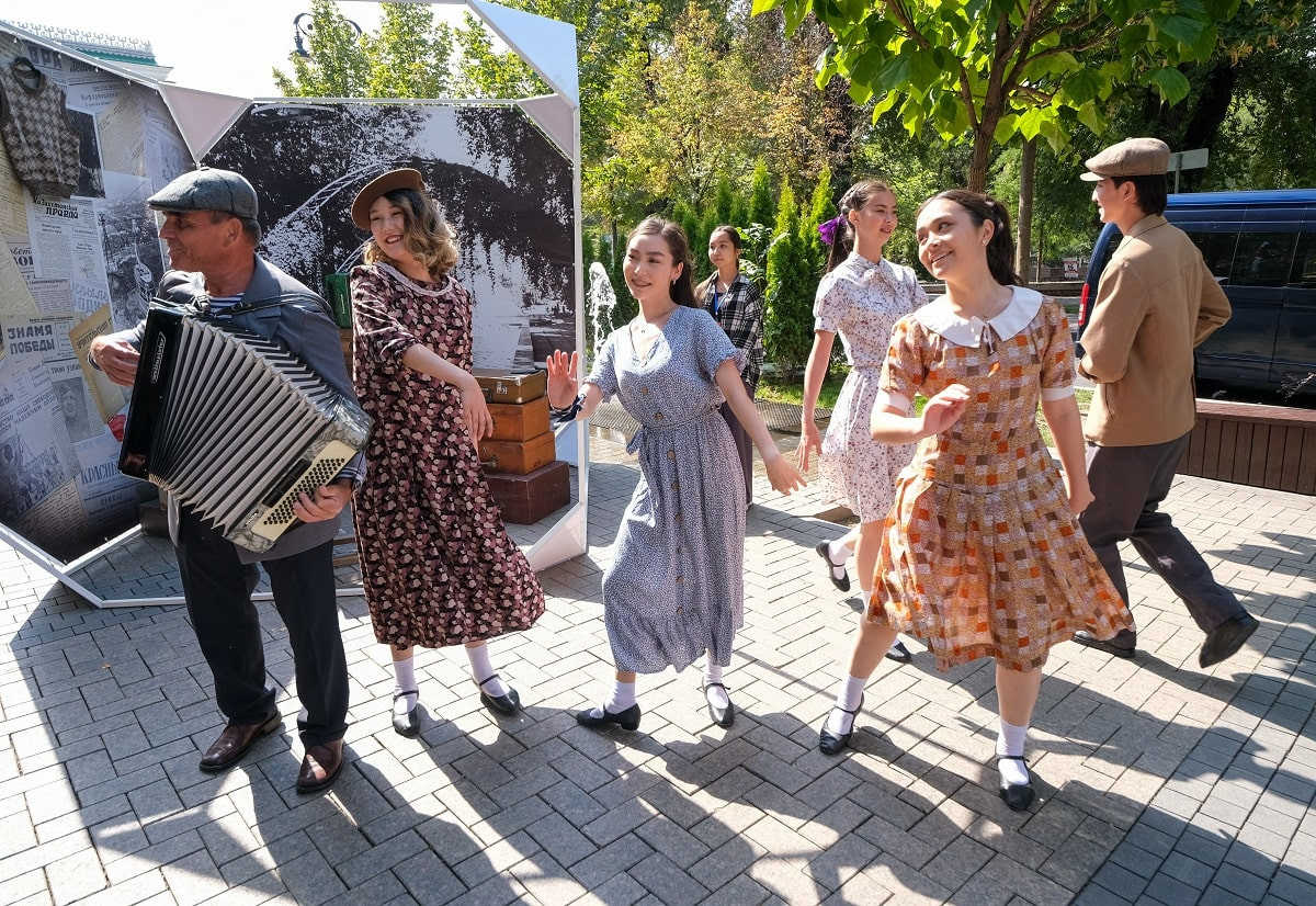 Ретро әндер: Панфилов көшесінде Алматы тарихына арналған ретро фестиваль өтіп жатыр