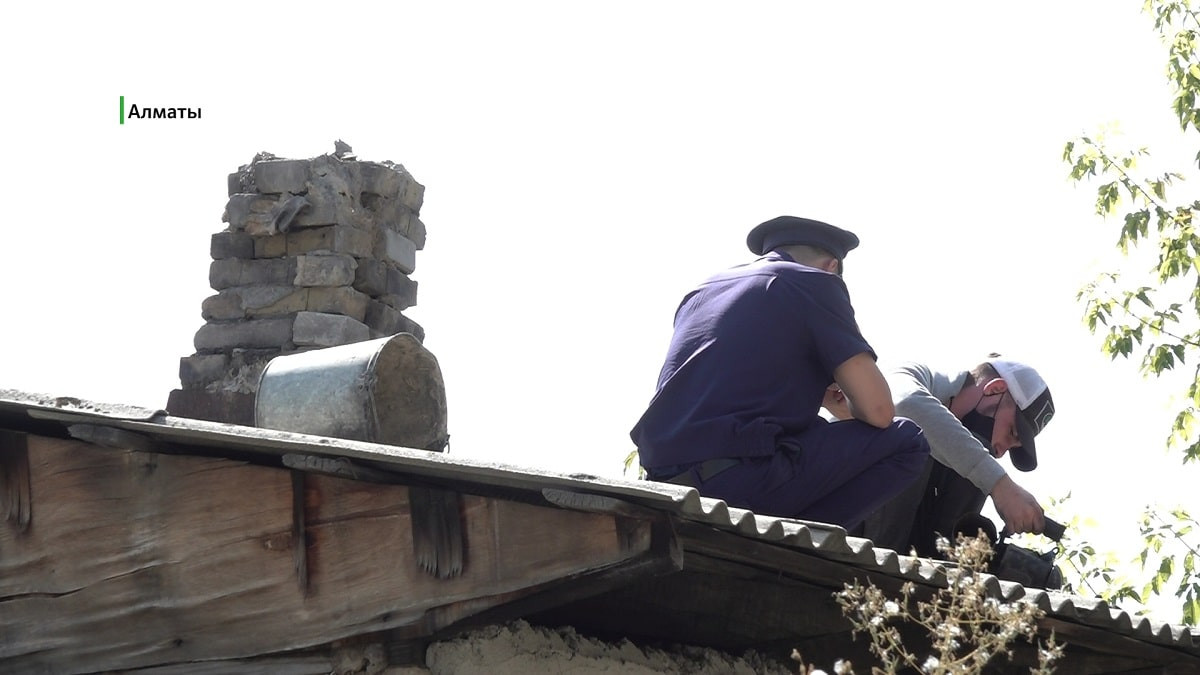 Жылыту маусымы: Алматыда мамандар әлеуметтік осал топтағы отбасына барып, мұржасын тазалап берді