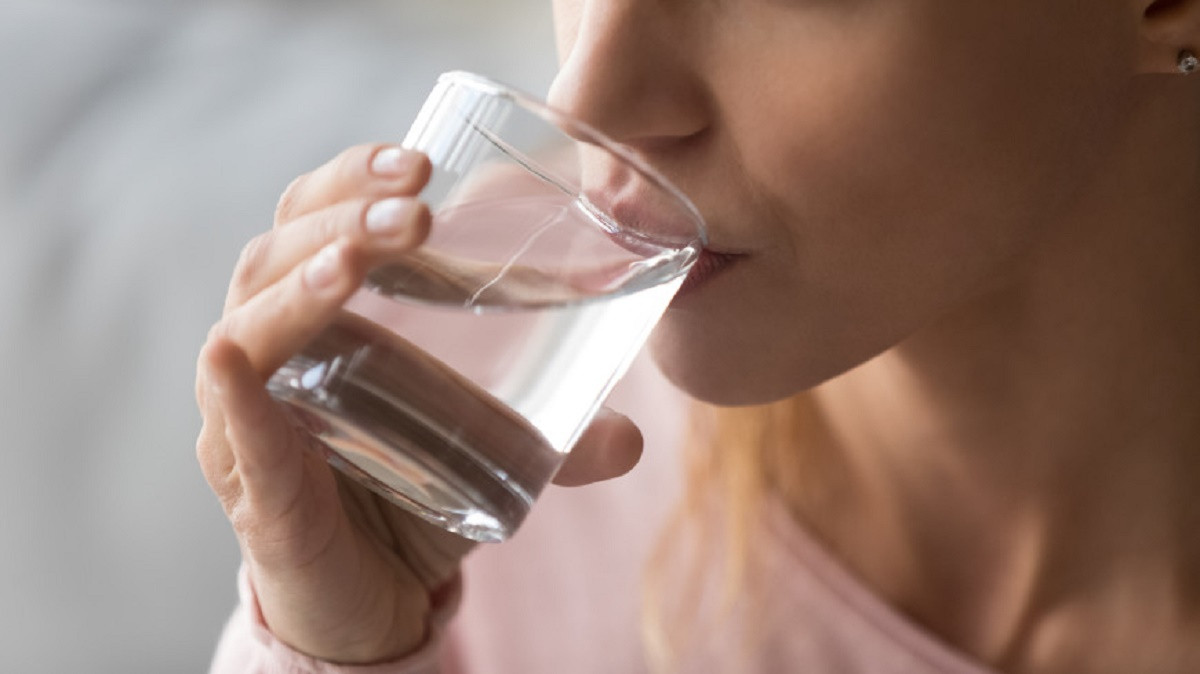 Стакан воды с утра, есть ли польза для здоровья - диетолог 