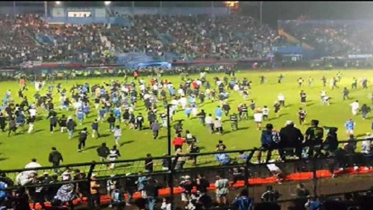 127 человек погибли после матча по футболу в Индонезии