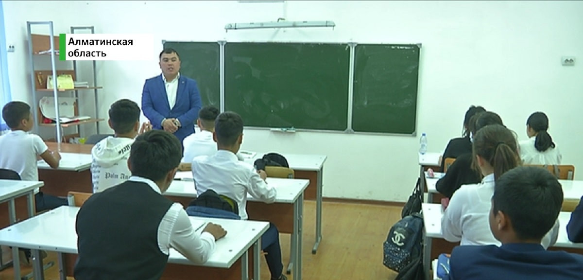 Алматы облысындағы оқушылар мектептегі орынға таласып оқып жатыр