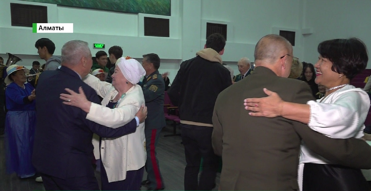 Осенний бал для ветеранов: в Алматы чествовали пожилых людей