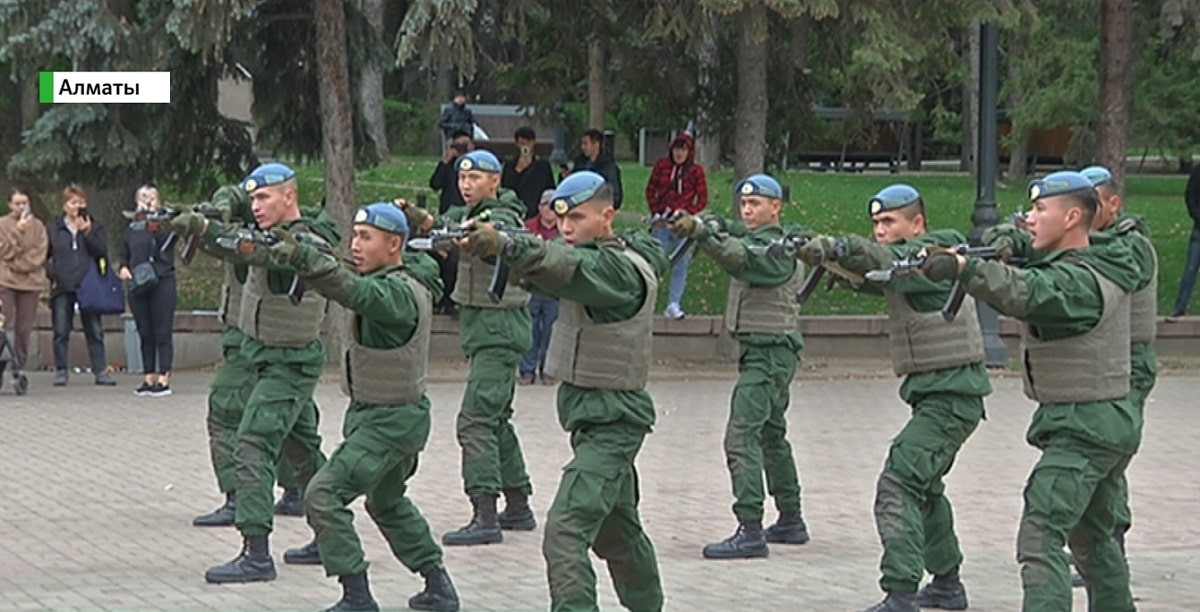 Алматинских призывников проводили на армейскую службу
