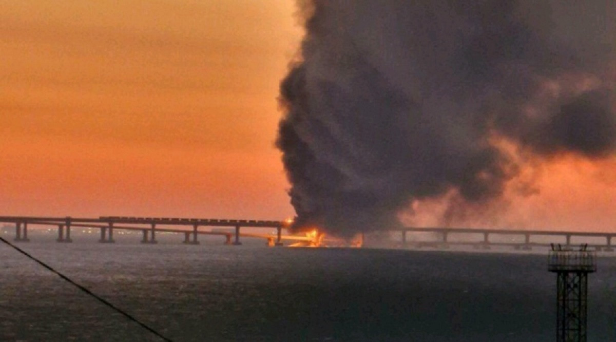 Цистерна с топливом загорелась на Крымском мосту