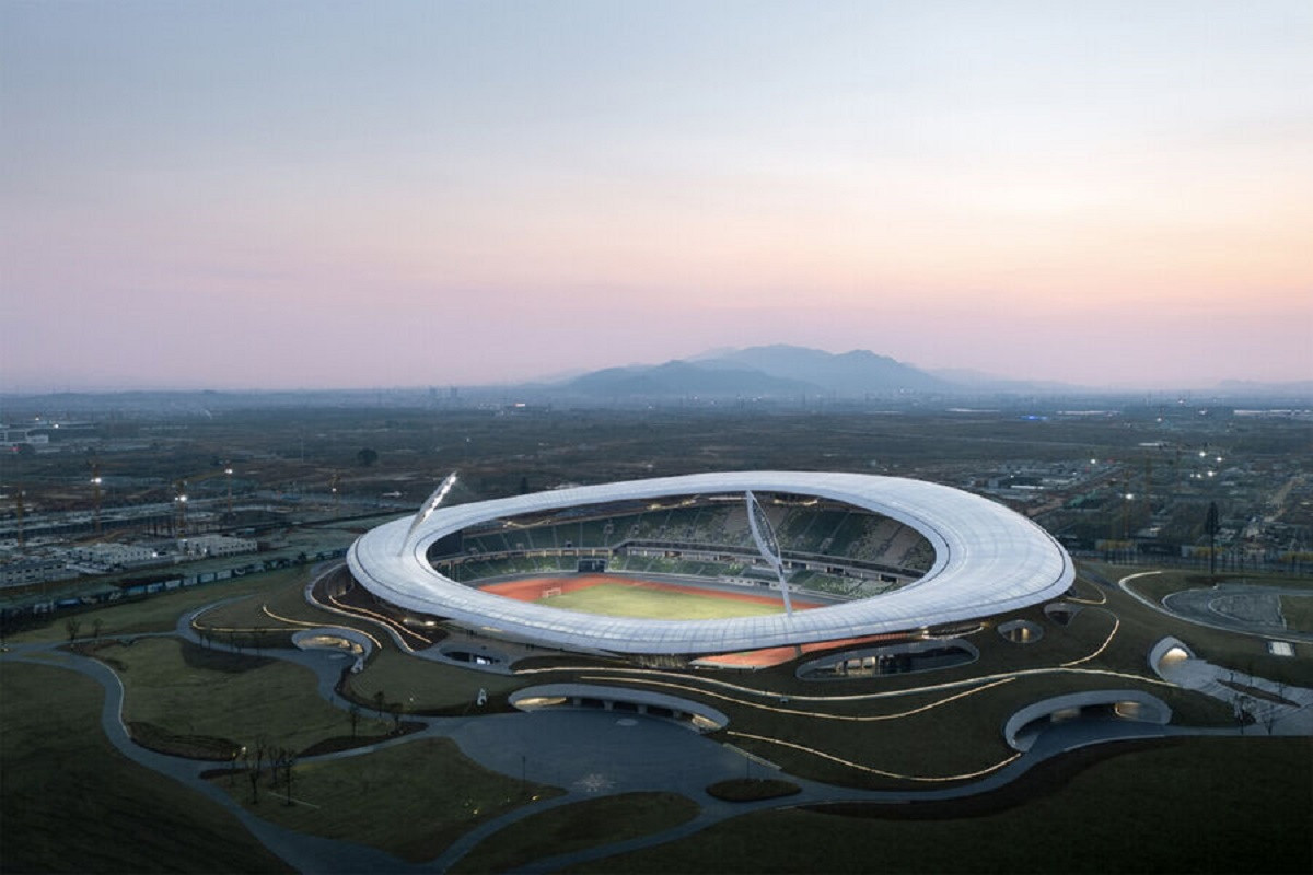 Парит над холмами: в Китае построили необычный стадион