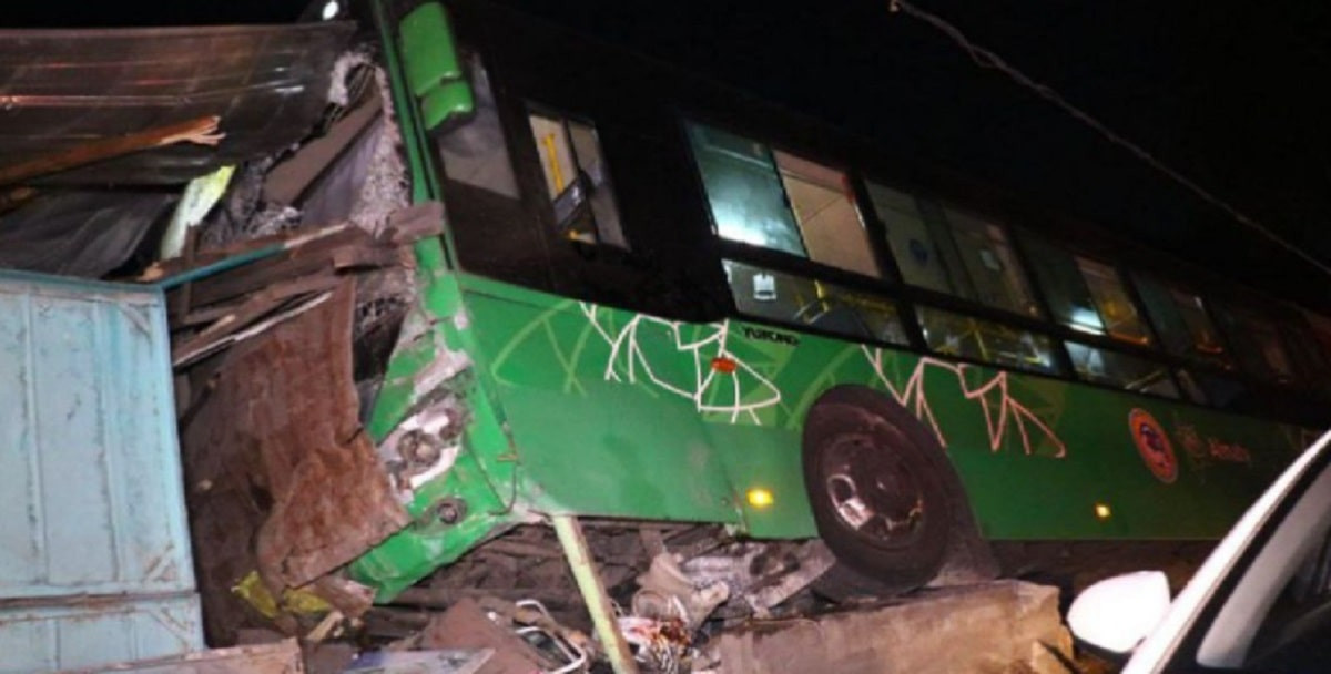 Семь человек пострадали: пассажирский автобус врезался в жилой дом