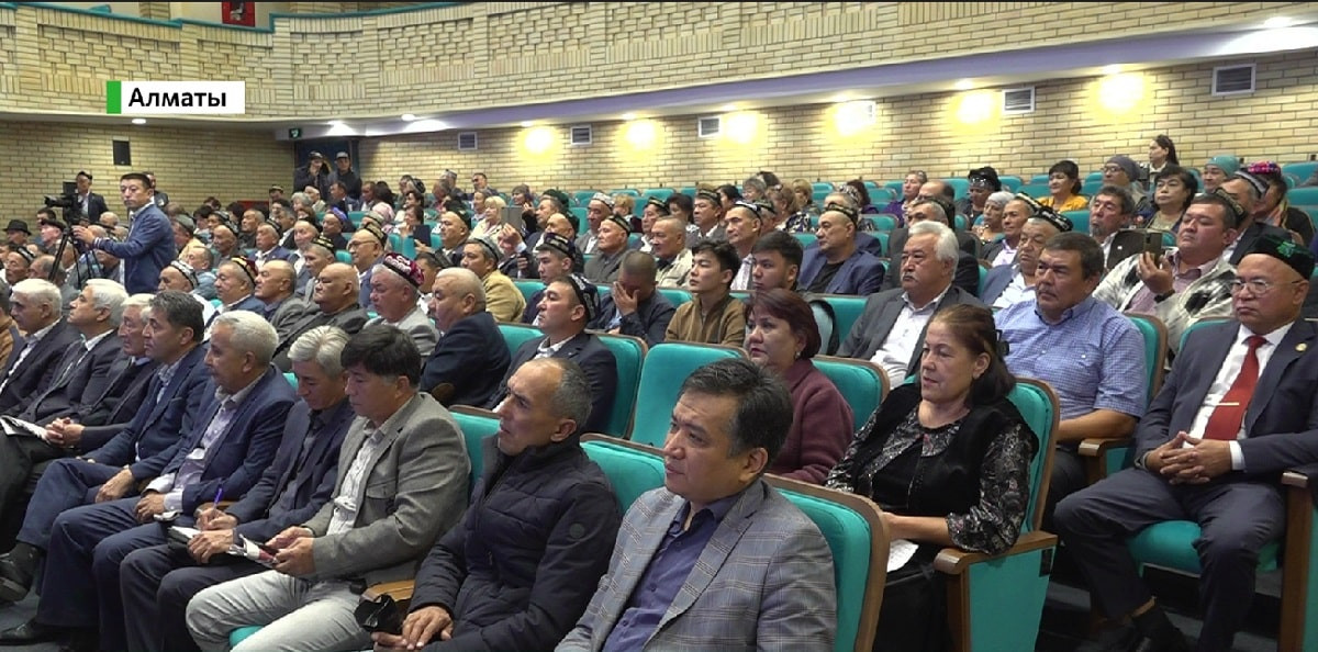 В уйгурском театре наградили активных жигит беши