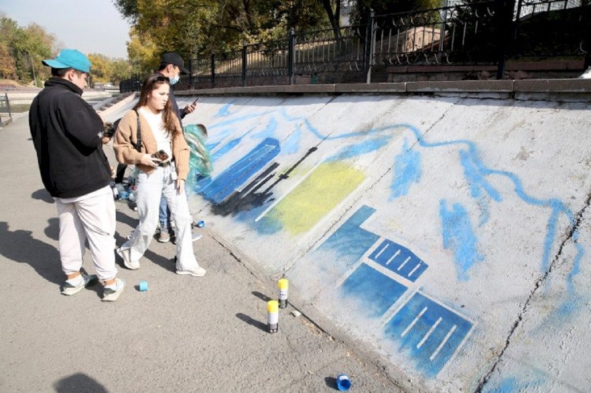 В Алматы набережную Есентай украсили рисунками ко Дню Республики