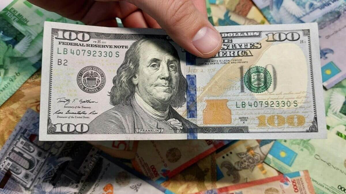 За сколько продают доллары в обменниках Алматы 16 октября