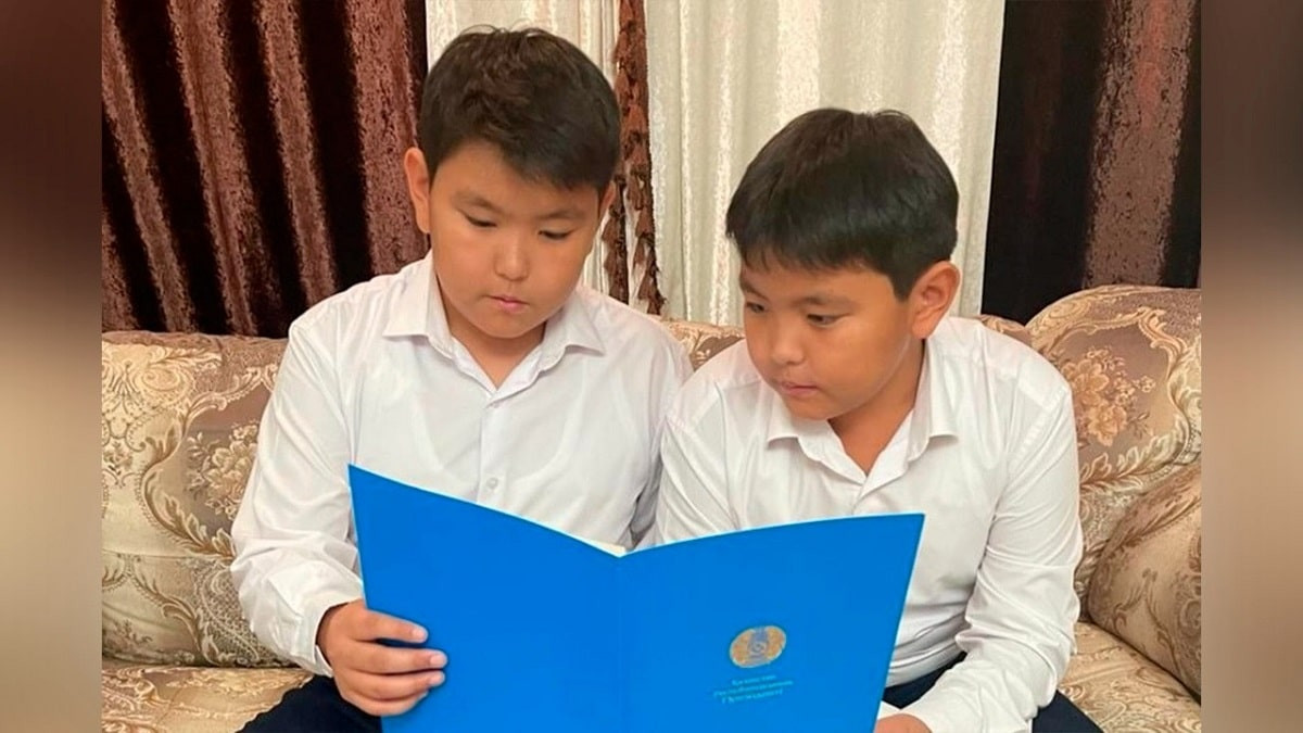 Неожиданный сюрприз: актауские близнецы Касым и Жомарт получили письмо от Президента