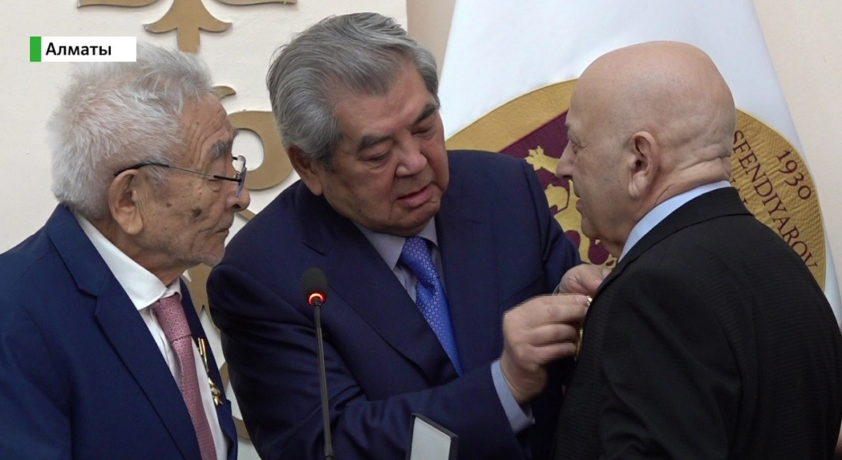 Казахстанских ученых наградили международной премией фонда Торегельды Шарманова