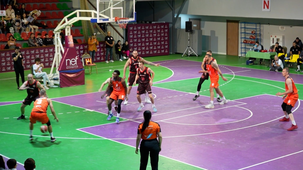 Казахстанские баскетболисты начали борьбу за победу в высшей лиге