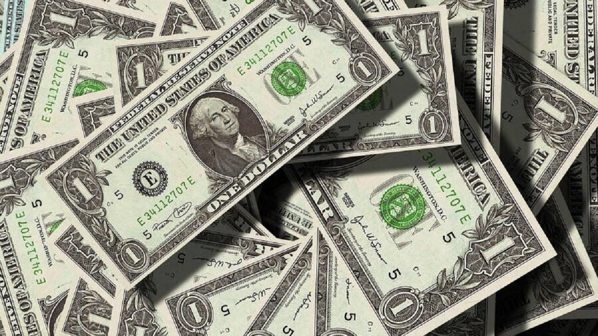 За сколько продают доллары в обменниках Алматы 21 октября