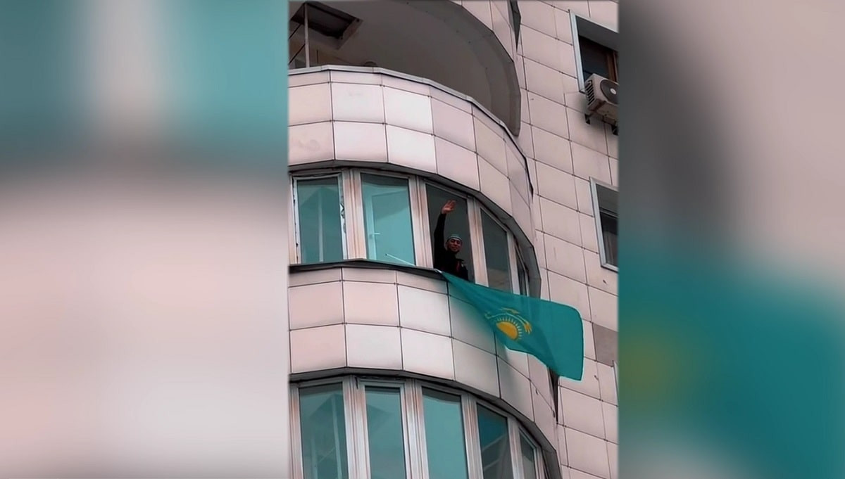Казахстанец предложил ежегодно вывешивать флаг Казахстана на своих балконах  