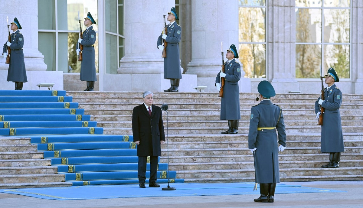 Касым-Жомарт Токаев принял участие в церемонии поднятия Государственного флага 