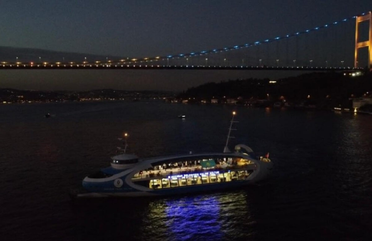 В Стамбуле знаменитый мост через Босфор зажегся фонарями цветов казахстанского флага