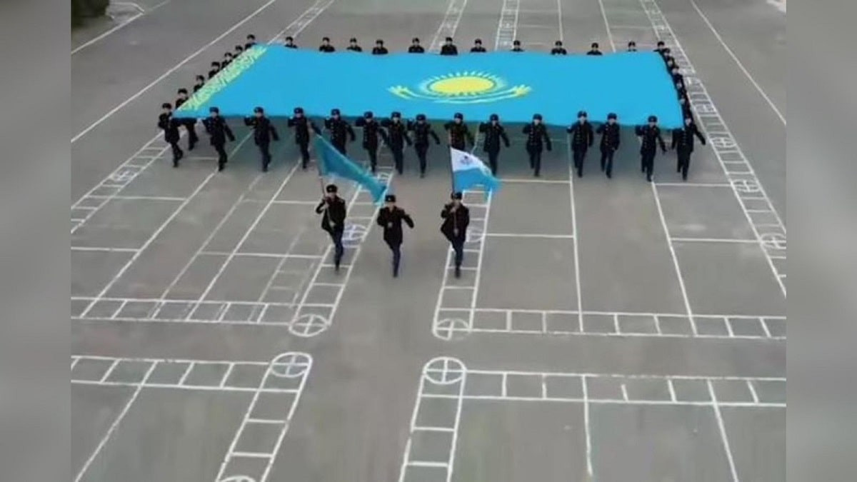 Казахстанские матросы провели флешмоб в честь Дня Республики