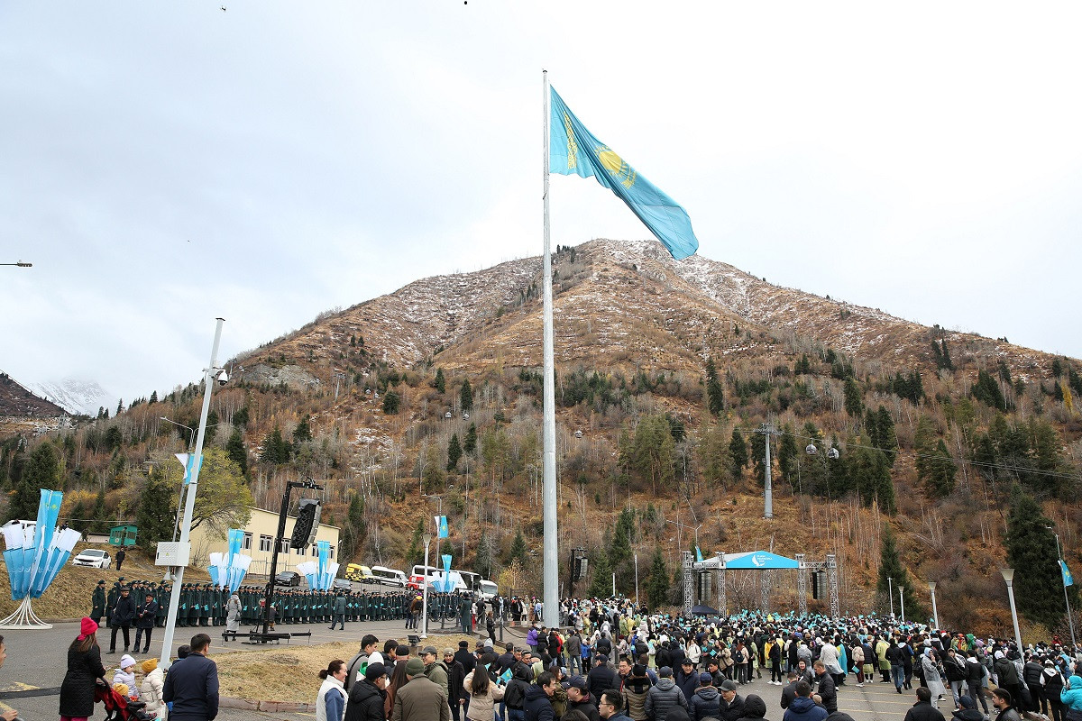 День Республики: в честь праздника в мегаполисе подняли большой флаг