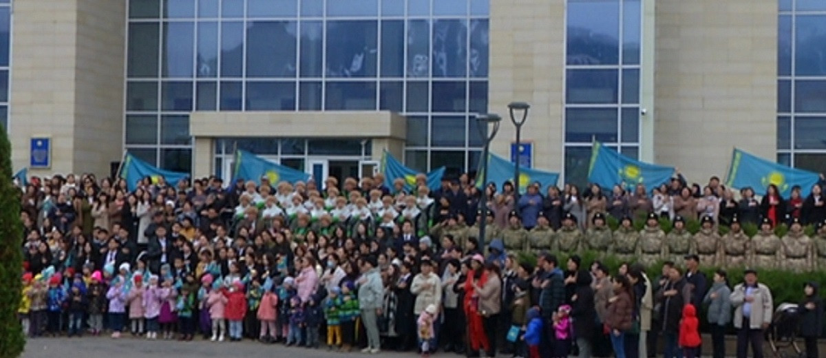 Около 500 жителей Наурызбайского района исполнили гимн Казахстана в честь дня Республики