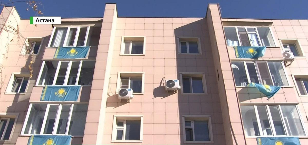Желбіре, менің жалауым: Астанада көпқабатты үйлердің балконына 300-ге жуық ту ілінді