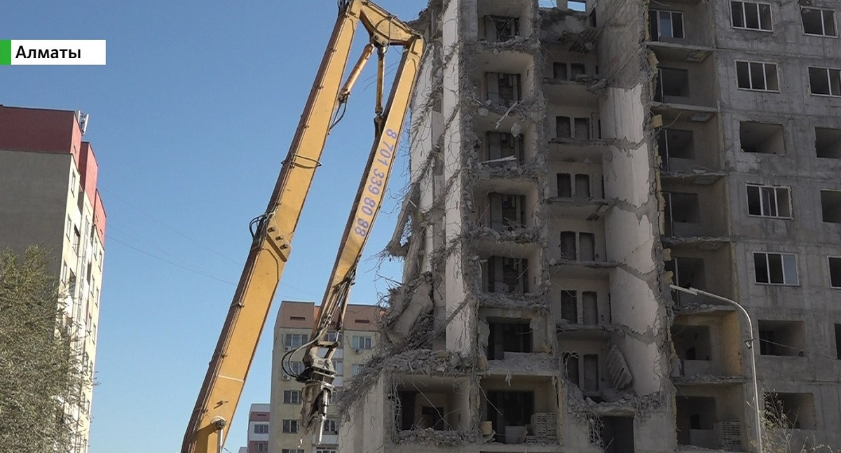 Ошибка подрядчика: в Алматы сносят две недостроенные многоэтажки
