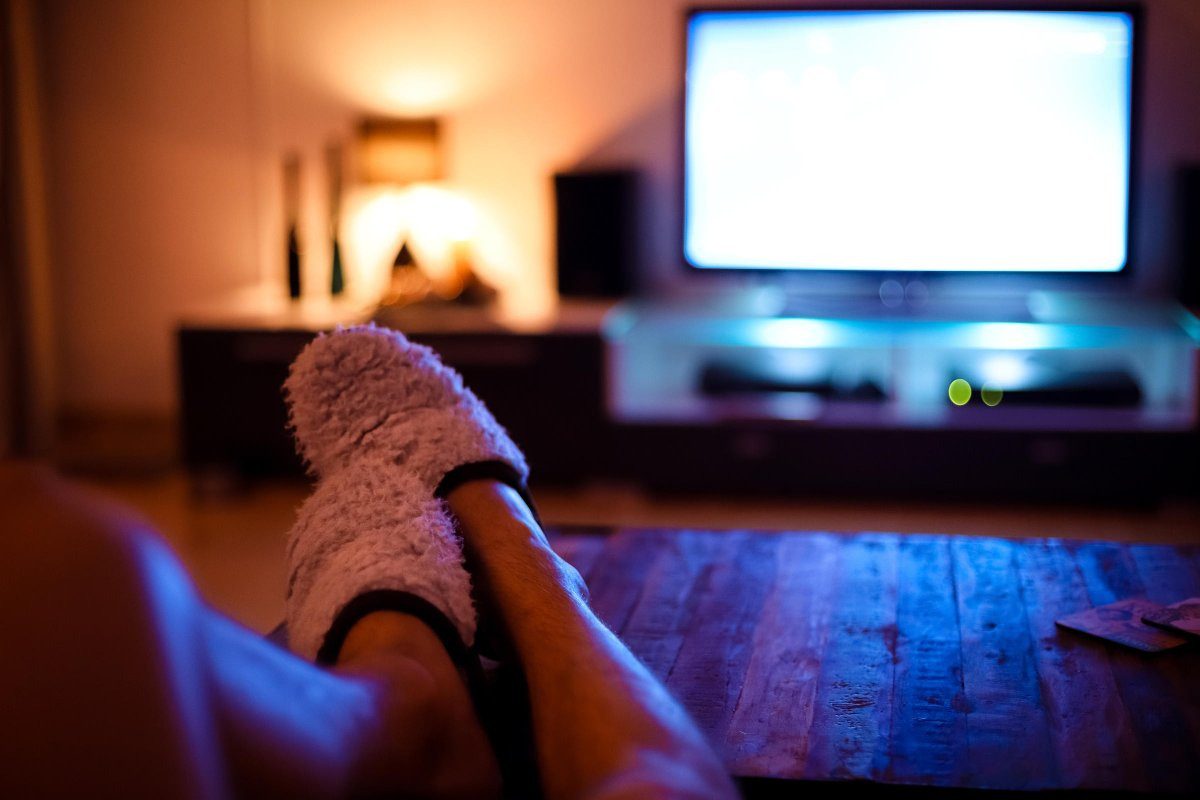 Почему опасно спать при включенном телевизоре