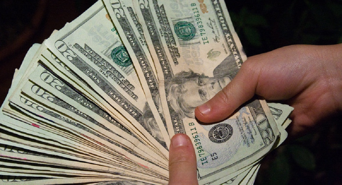 За сколько продают доллары в обменниках Алматы 3 ноября