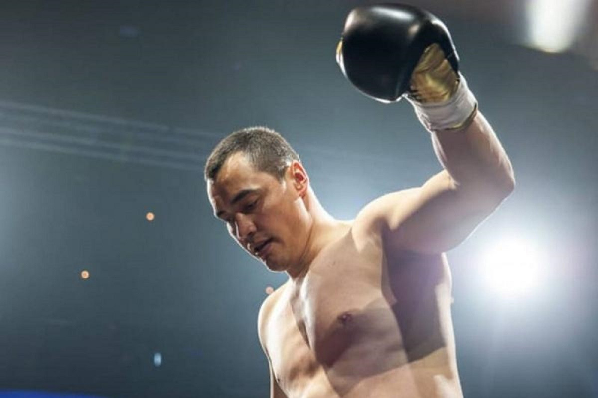Четыре нокдауна и нокаут: казахстанский супертяж защитил титул в бою
