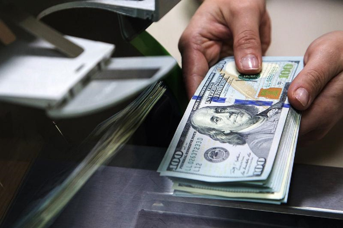 За сколько продают доллары в обменниках Алматы 6 ноября
