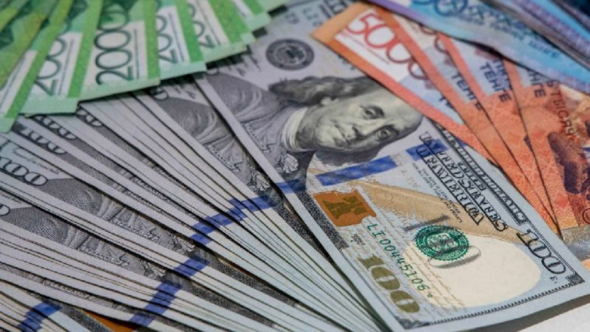 За сколько продают доллары в обменниках Алматы 10 ноября