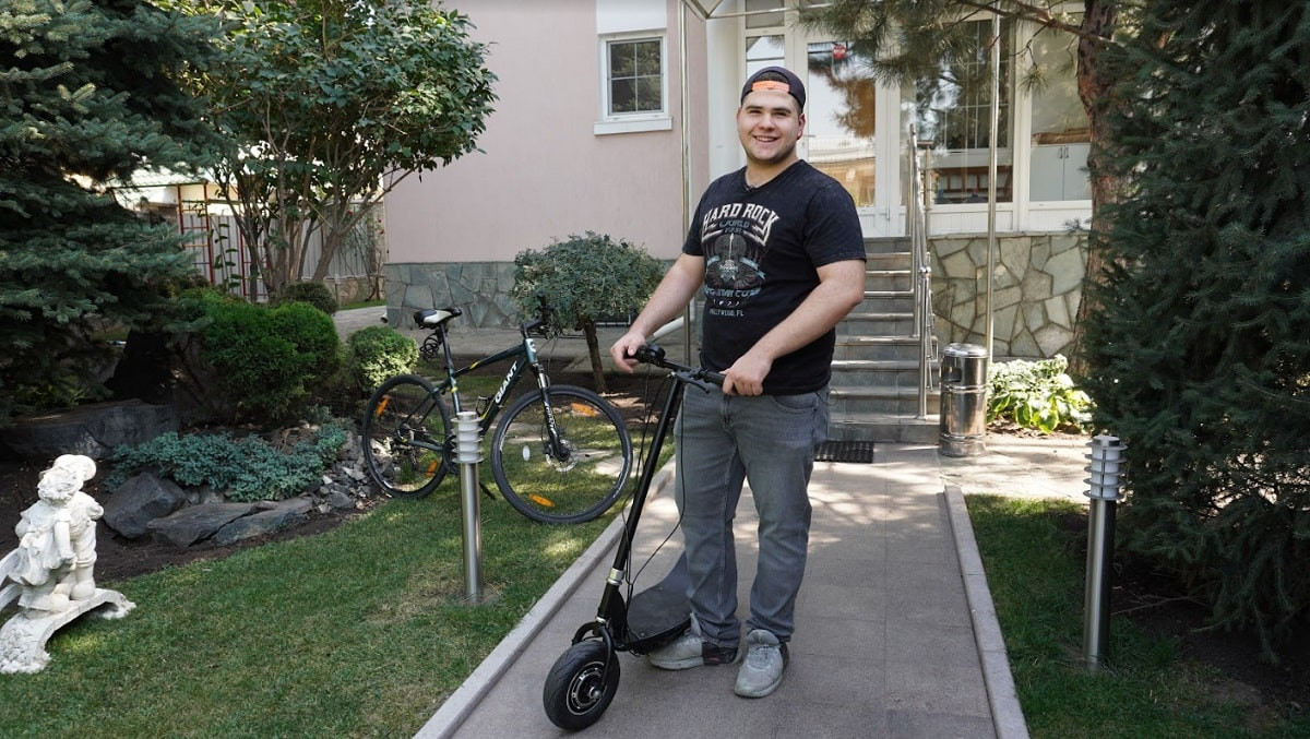 Парень из Алматы собрал собственный самокат для тяжелых людей