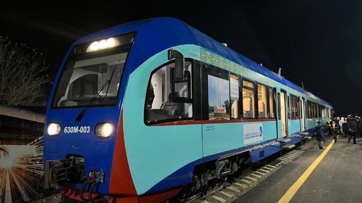 Первый пригородный поезд прибыл из Конаева в Алматы